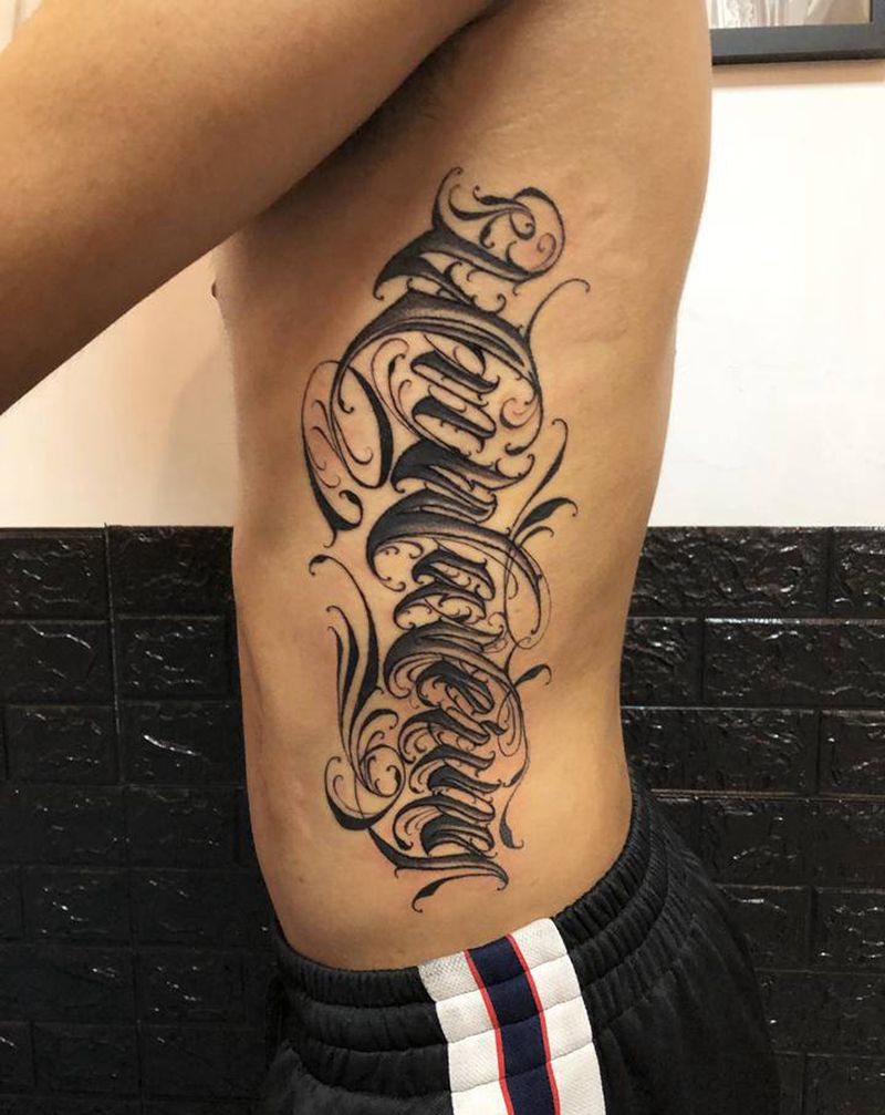 字纹身图片_腹部腰部花体字欧美写实纹身图案