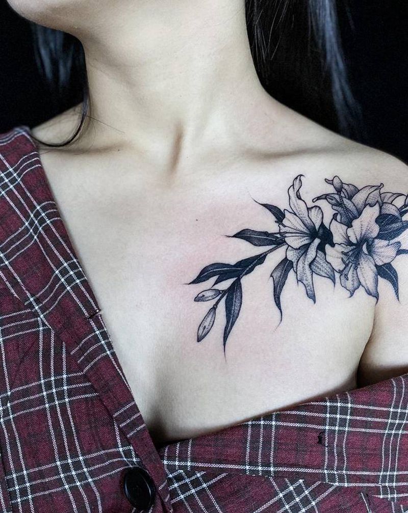 锁骨素花纹身图片_胸部点刺素花纹身图案