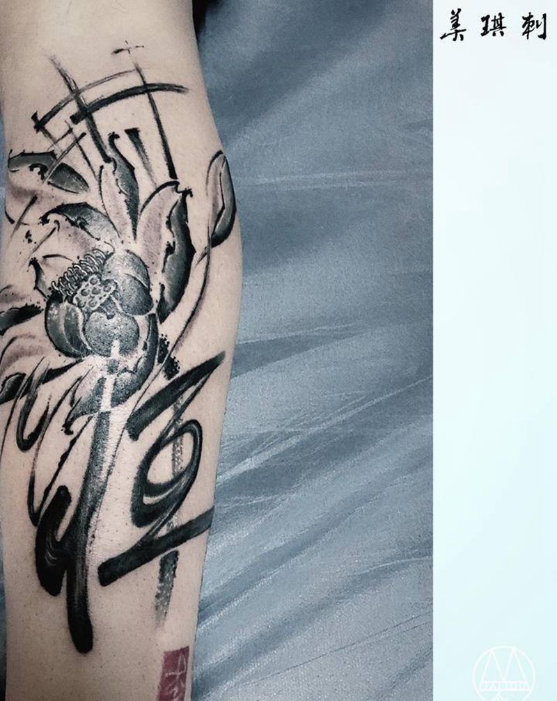 荷花纹身图片_腿部水墨纹身图案