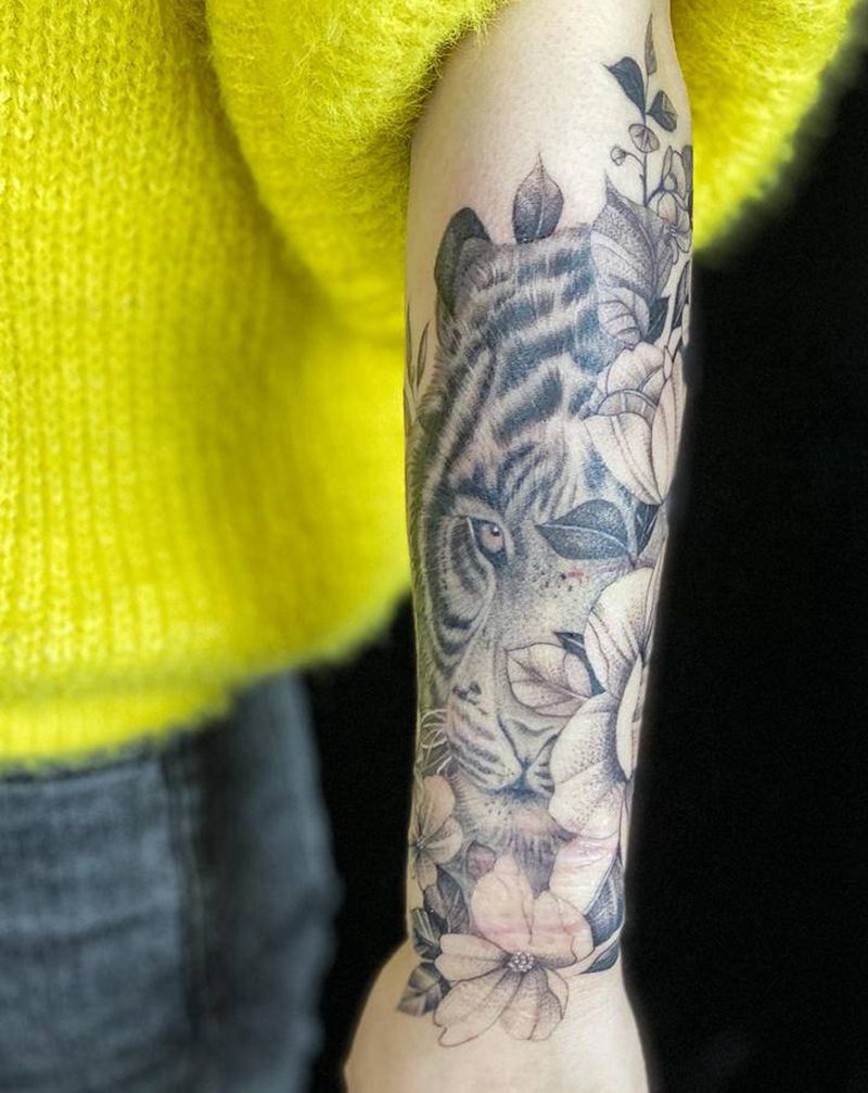 素花老虎纹身图片_手臂纹身图案