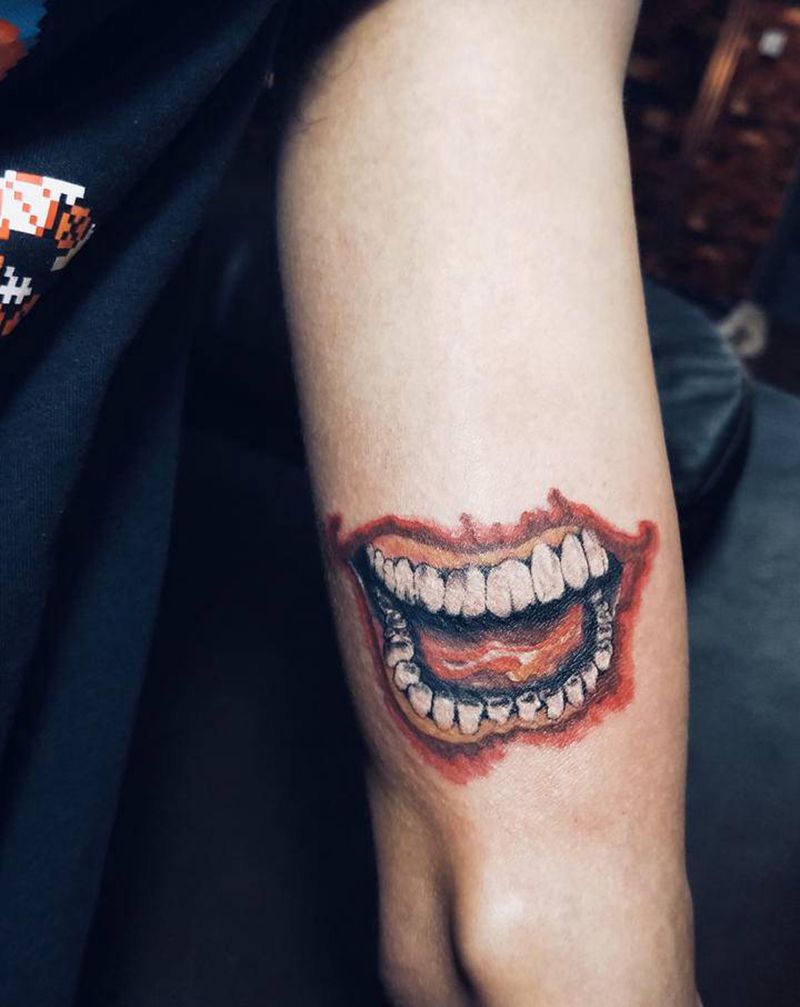 小丑嘴巴纹身图片_手臂Old School纹身图案