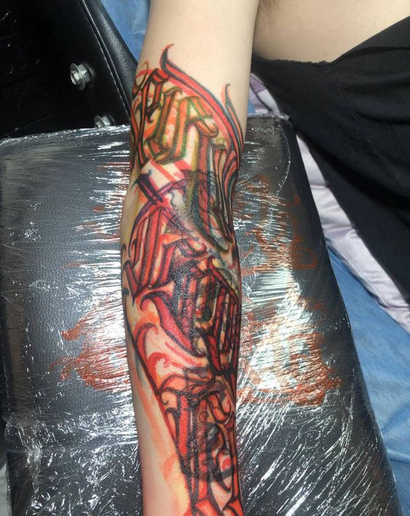 暗黑纹身图片_手部手臂花体字水墨纹身图案