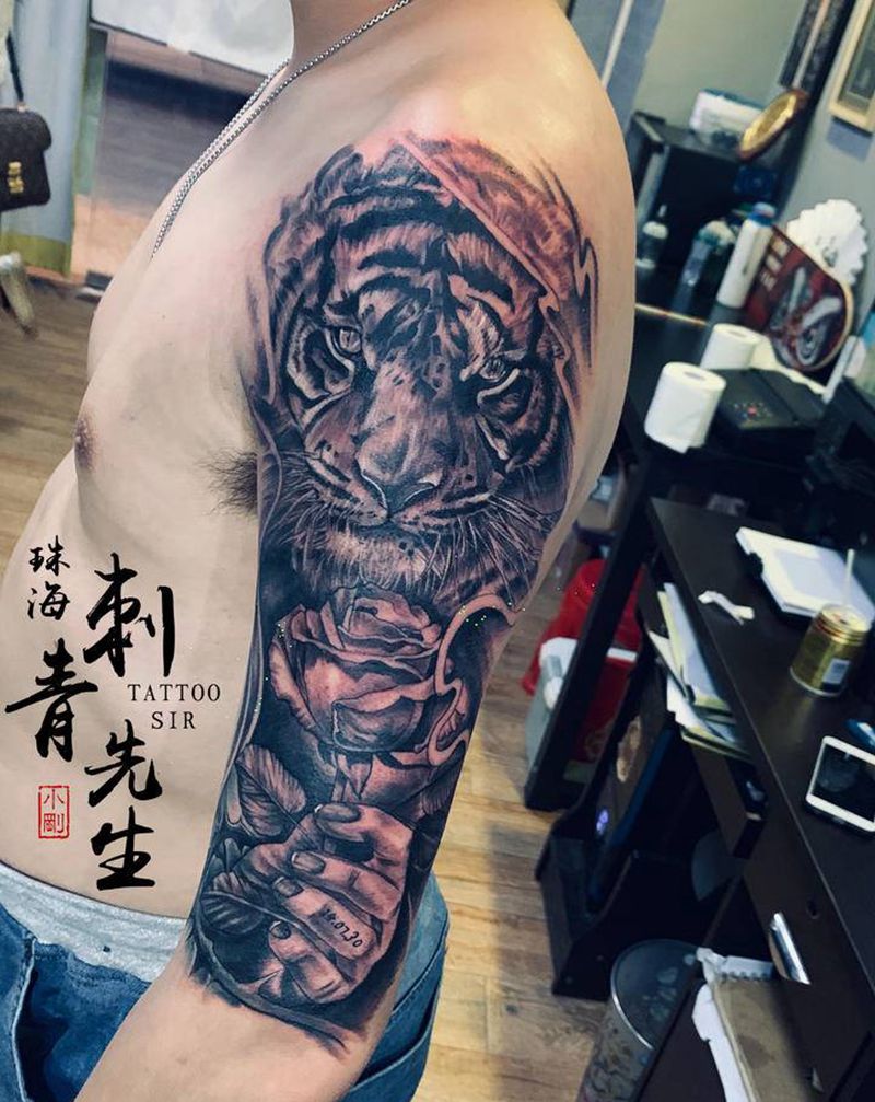 老虎玫瑰纹身图片_手部手臂欧美写实纹身图案