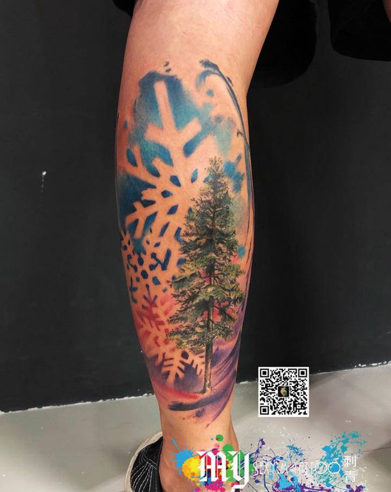 杉树雪花水彩风格纹身图片_腿部纹身图案