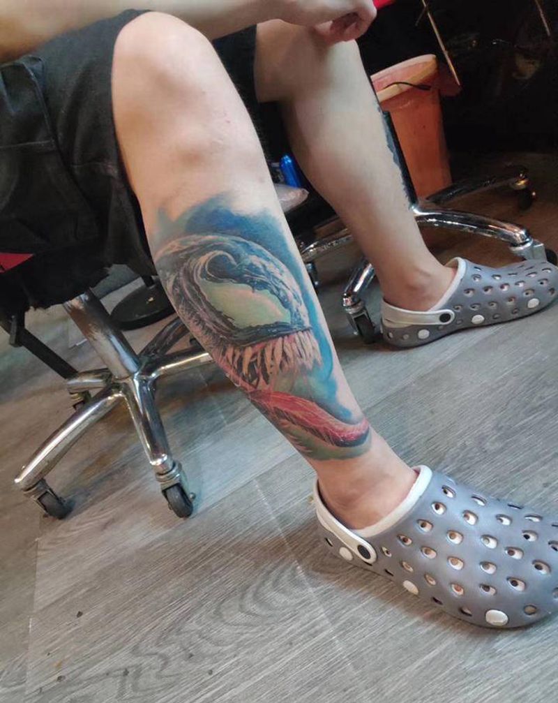 《毒液》恢复后纹身图片_腿部手臂水彩欧美写实毒液漫威写实纹身图案