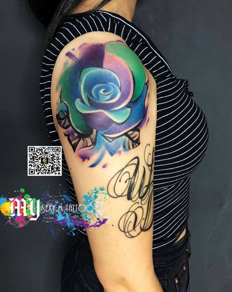 冷色水彩玫瑰纹身图片_手部纹身图案