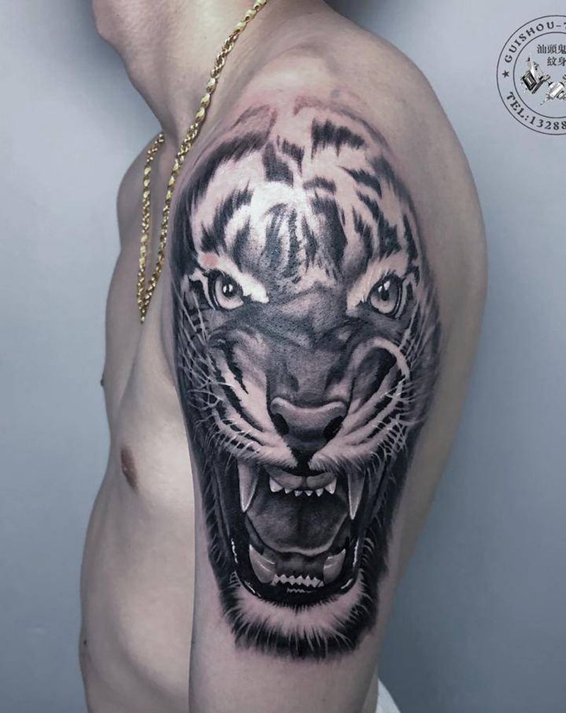 大脑斧纹身图片_手臂欧美写实纹身图案