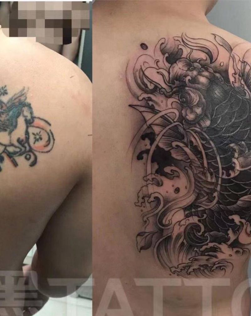 鲤鱼遮盖纹身图片_背部纹身图案