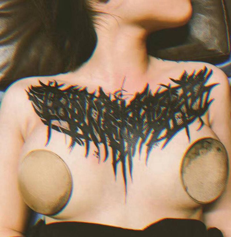 暗黑花体花胸纹身作品纹身图片_胸部花体字纹身图案