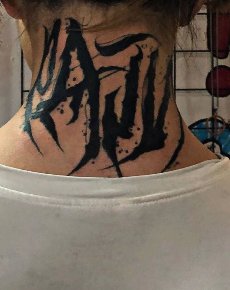 暗黑花体英文纹身图片_颈部纹身图案