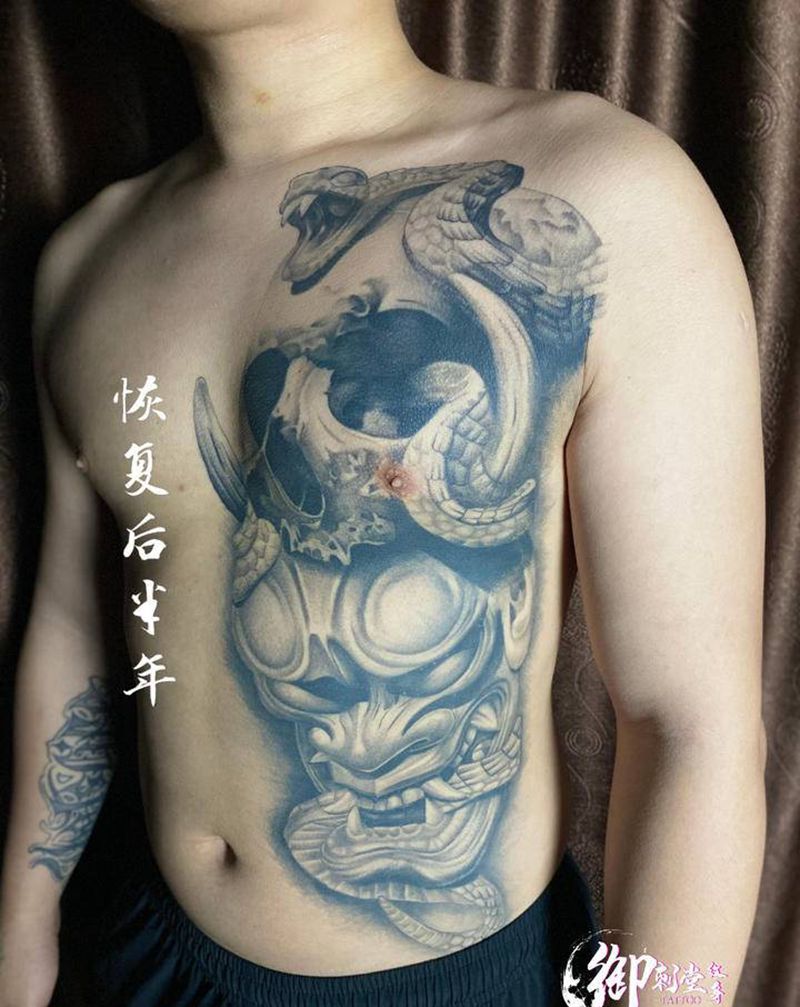 恢复后一年纹身图片_胸部欧美写实纹身图案