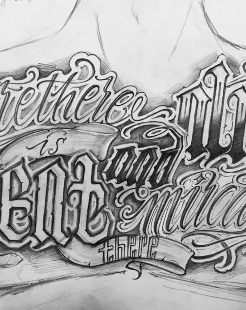 手写花体字纹身图片_胸部花体字纹身图案