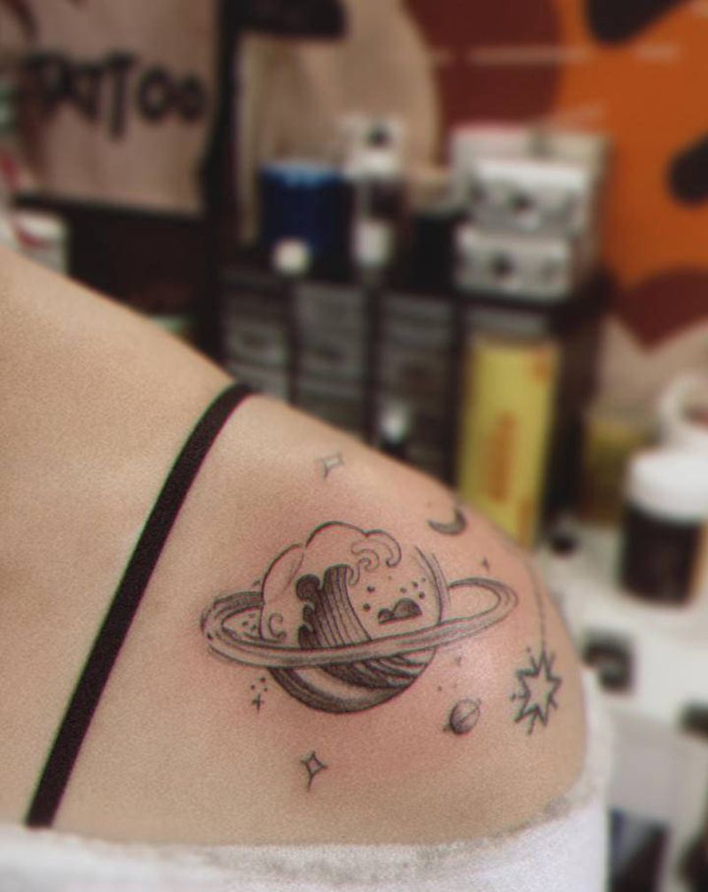 小星球纹身图片_肩部纹身图案