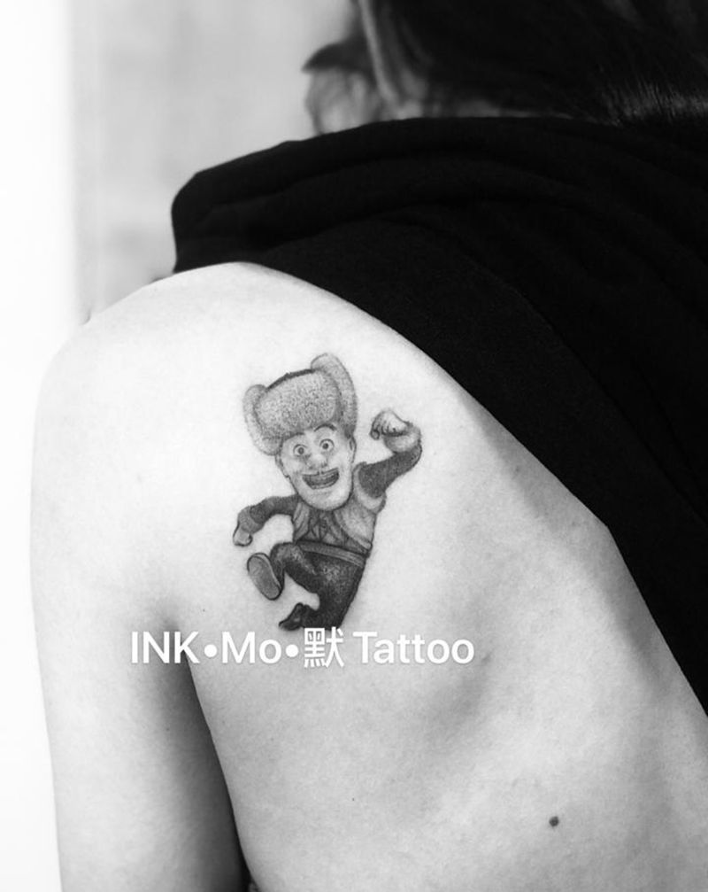 光头强纹身图片_背部纹身图案