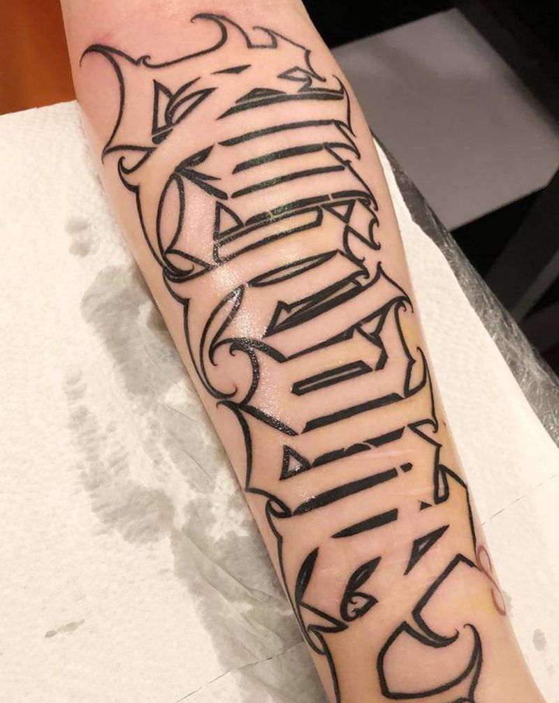 字纹身图片_手部手臂花体字欧美写实纹身图案