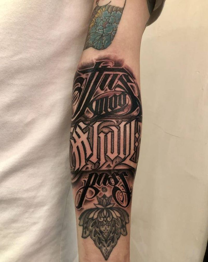 和韩国纹身师打个配合纹身图片_手部手臂花体字点刺纹身图案