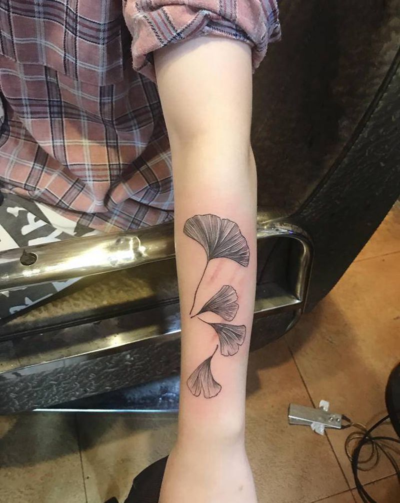 银杏叶纹身图片_手臂纹身图案