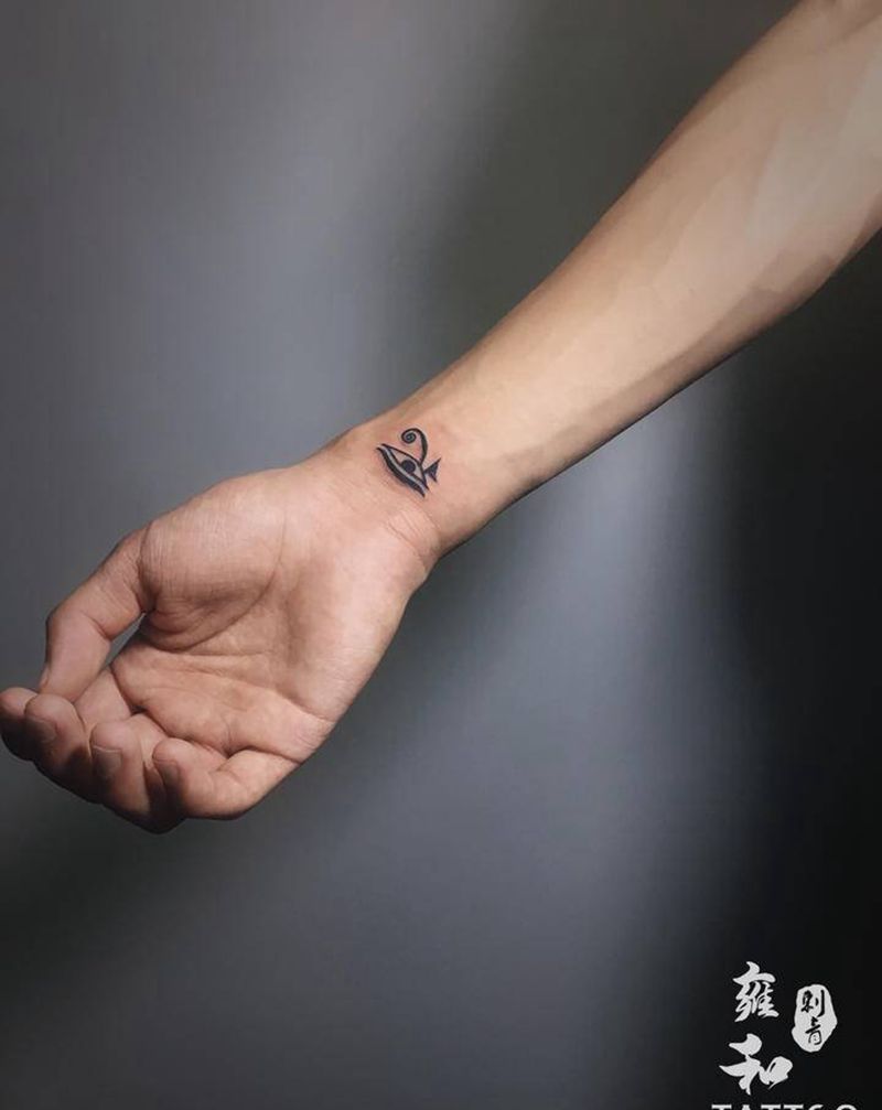 老大哥在看着你纹身图片_手部纹身图案