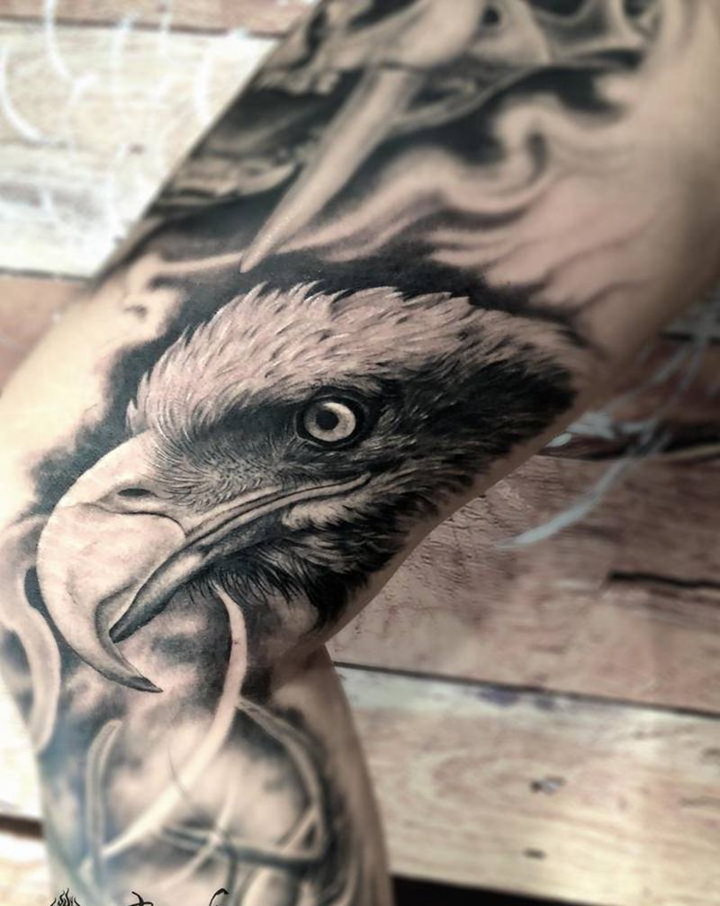 大雕头纹身图片_腿部欧美写实纹身图案