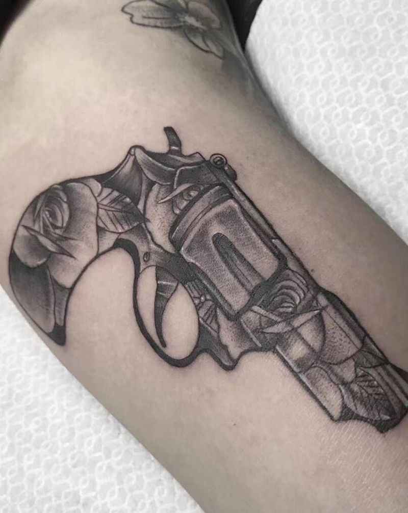 枪纹身图片_手部纹身图案