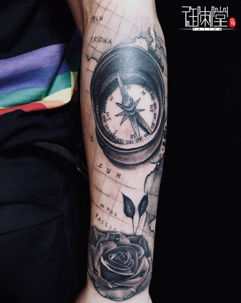 指南针玫瑰纹身图片_手臂欧美写实纹身图案