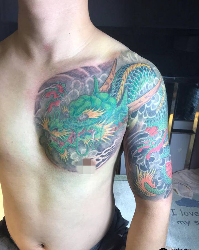 过肩龙遮盖完工纹身图片_肩部胸部纹身图案