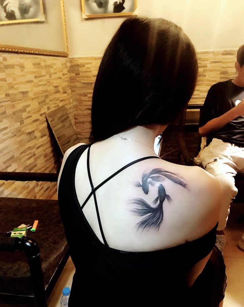 斗鱼纹身图片_肩部纹身图案