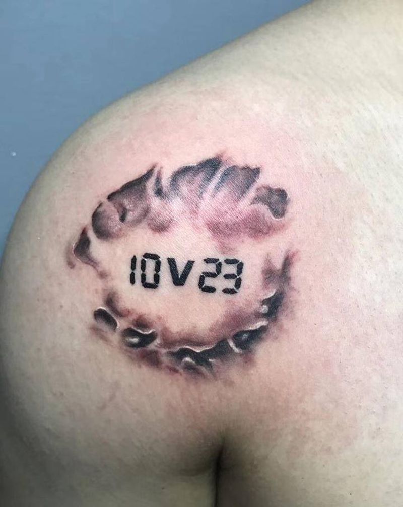 有故事的咬痕纹身图片_肩部纹身图案