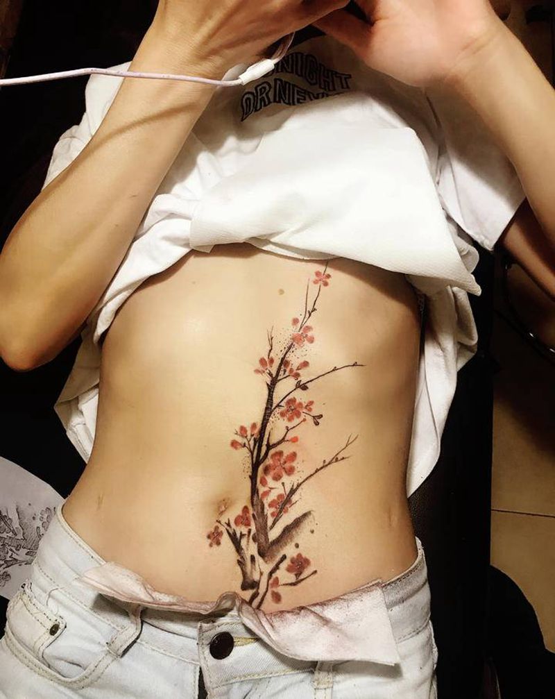 梅花盖疤纹身图片_腹部纹身图案