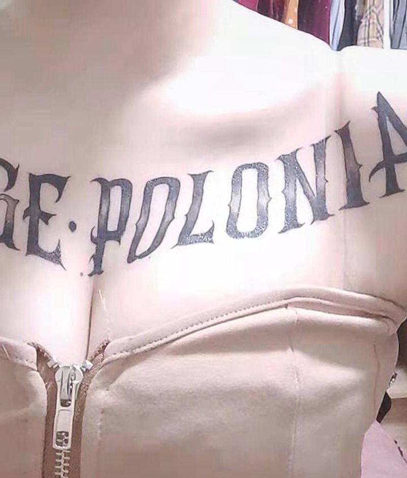 花体字纹身图片_胸部纹身图案