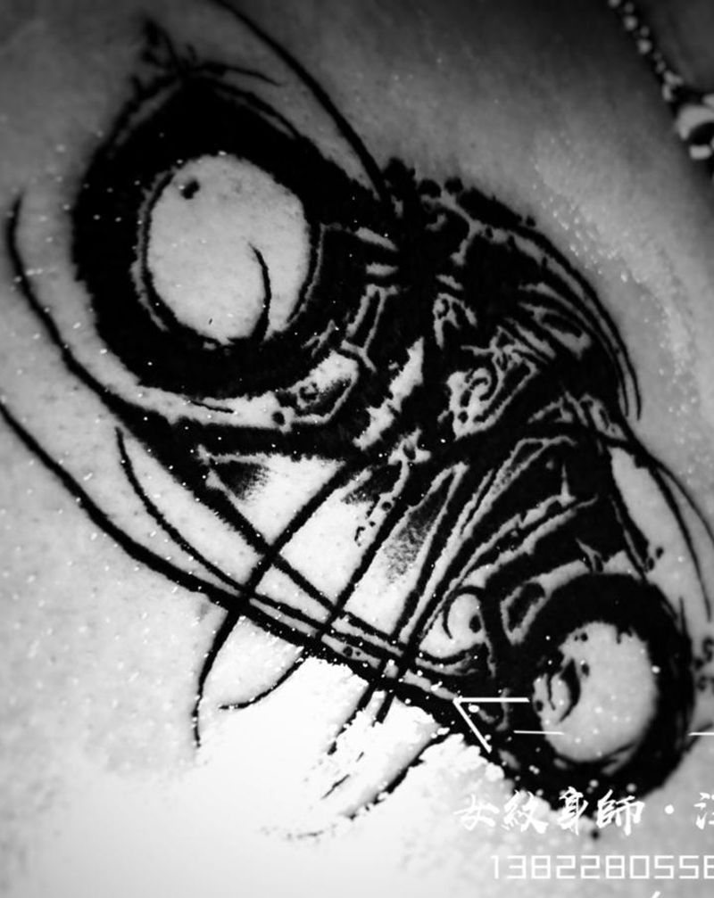 巨蟹座纹身图片_背部水墨点刺暗黑纹身图案