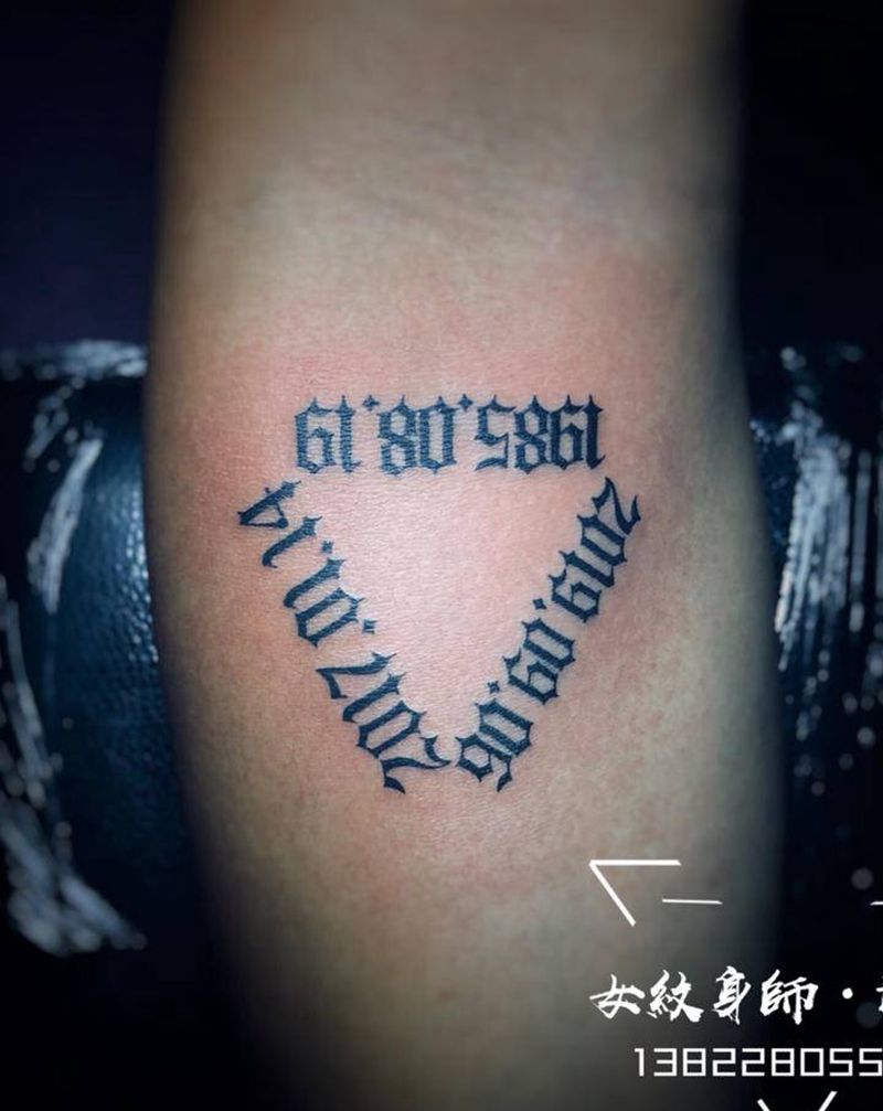 温馨纹身图片_手部花体字几何哥特纹身图案
