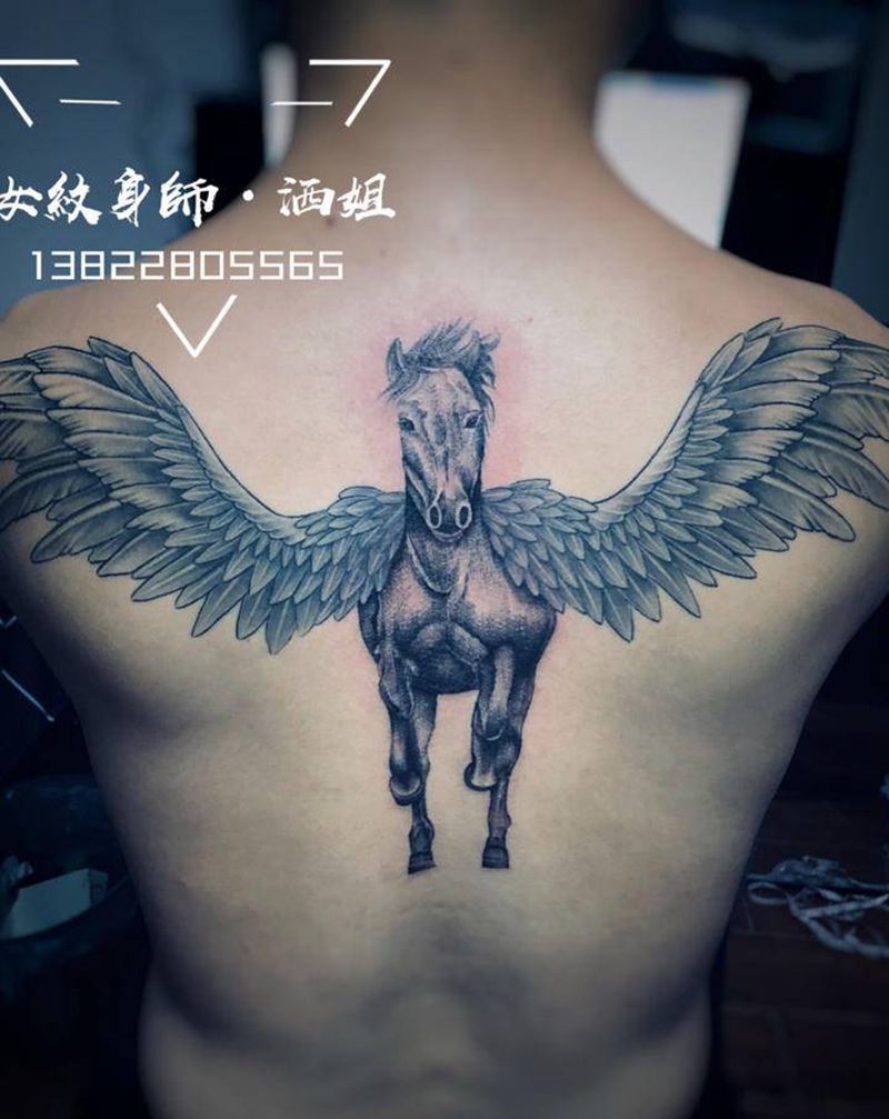 挥着翅膀的马纹身图片_背部点刺马动物翅膀纹身图案