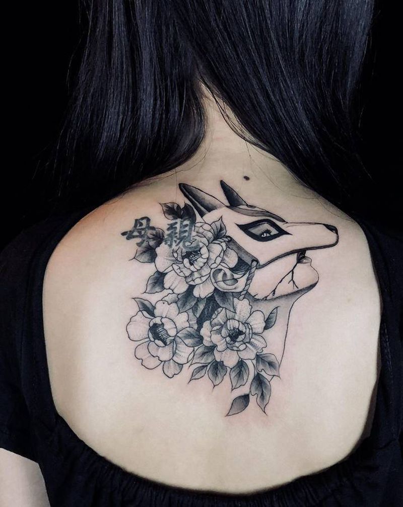 素花美女纹身图片_颈部背部素花纹身图案