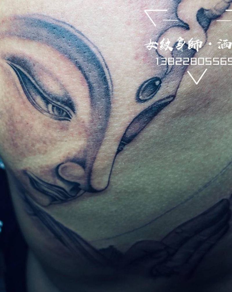 佛纹身图片_肩部老传统佛云毛笔字纹身图案