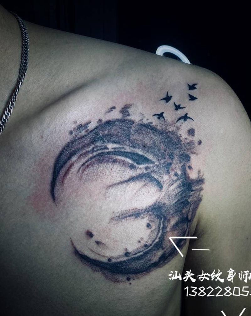 月亮纹身图片_肩部背部水墨水彩月亮纹身图案