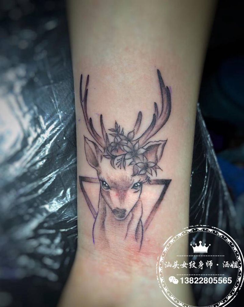 鹿纹身图片_手部腿部几何鹿纹身图案