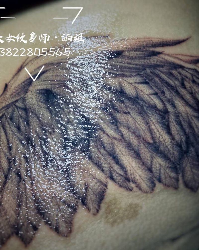 翅膀纹身图片_臀部胸部点刺New School翅膀纹身图案