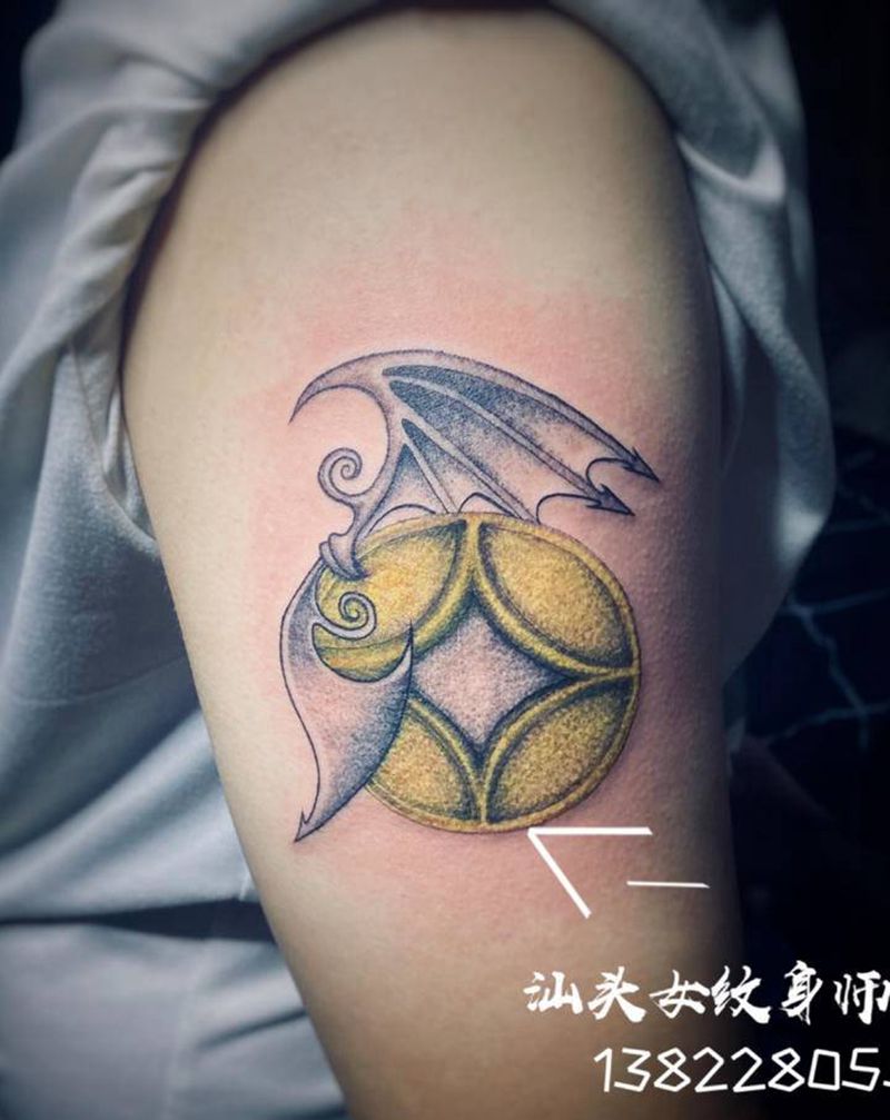 翅膀纹身图片_手部手臂几何New School蝙蝠翅膀铜钱纹身图案