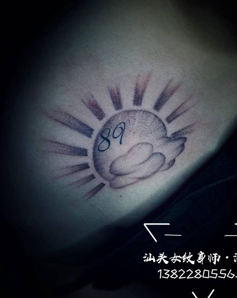 情侣纹身纹身图片_手部肩部点刺太阳月亮小清新纹身图案