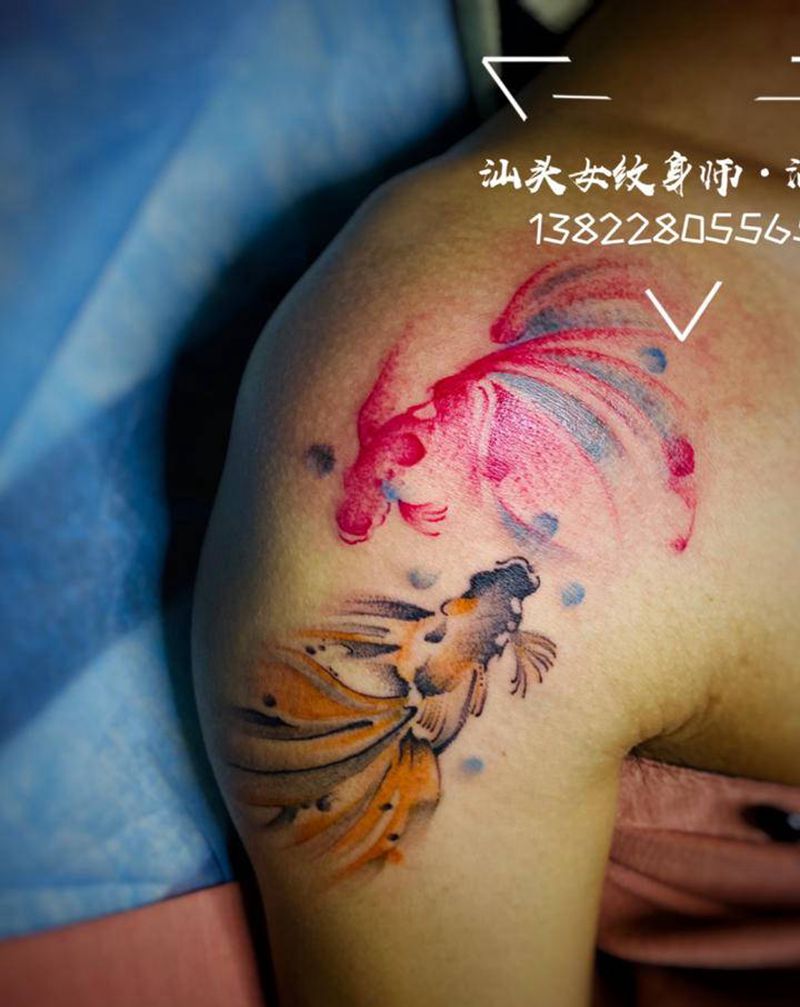 水墨·鱼纹身图片_肩部手部水墨水彩鱼水墨彩色纹身图案