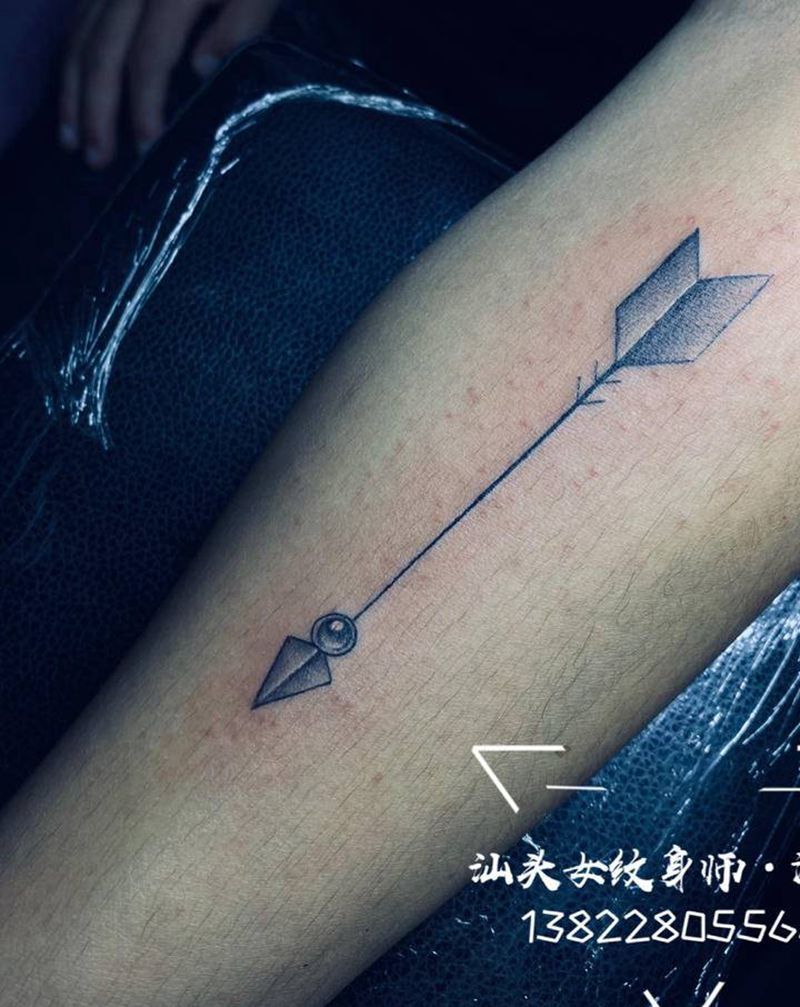 箭头纹身图片_手部腿部几何点刺几何箭头纹身图案