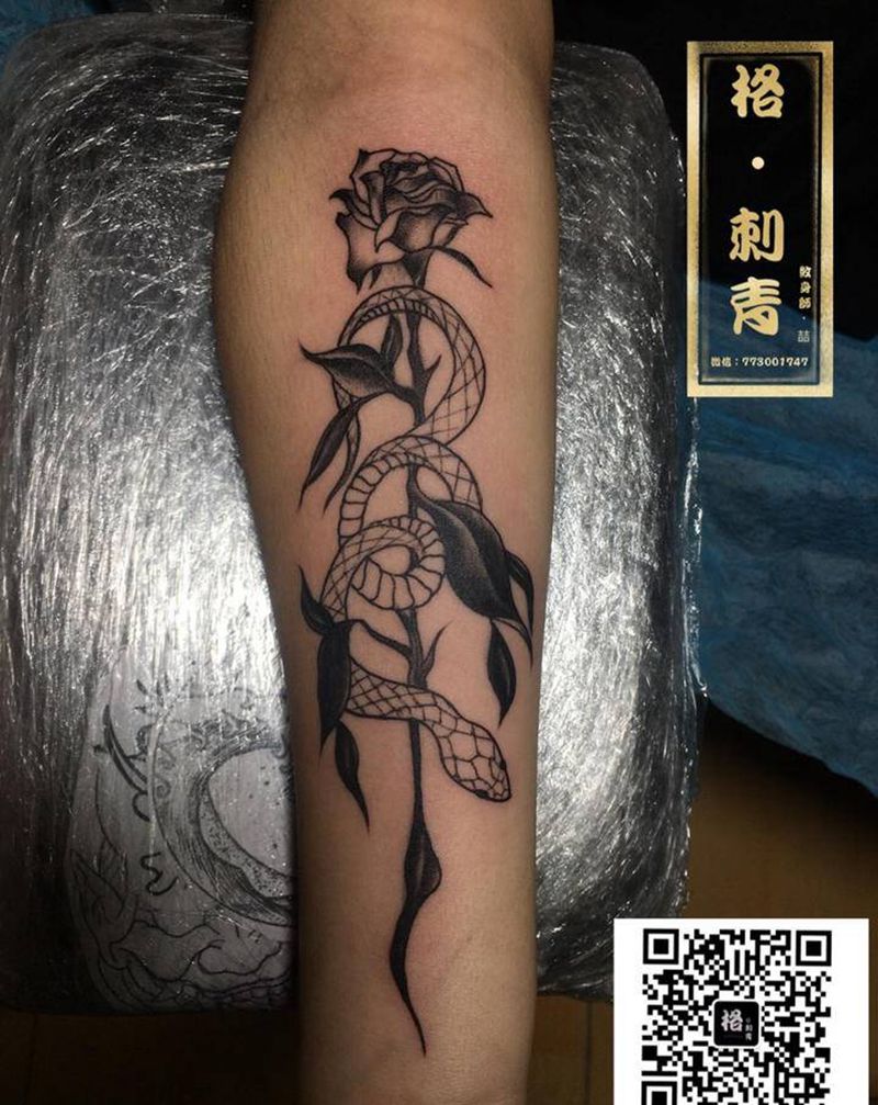 暗黑系列小蛇纹身图片_手臂纹身图案