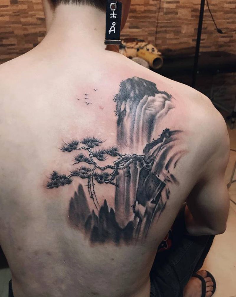 崖松纹身图片_肩部纹身图案