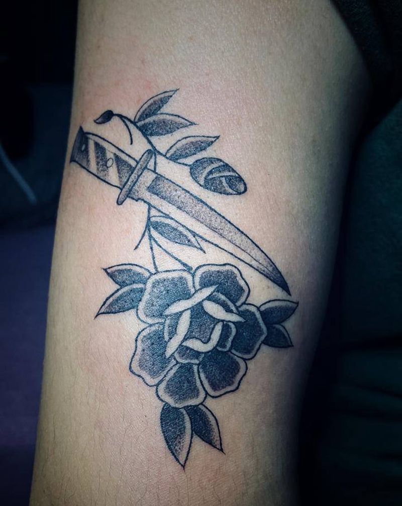 匕首纹身图片_手部脚部Old School老传统匕首玫瑰纹身图案