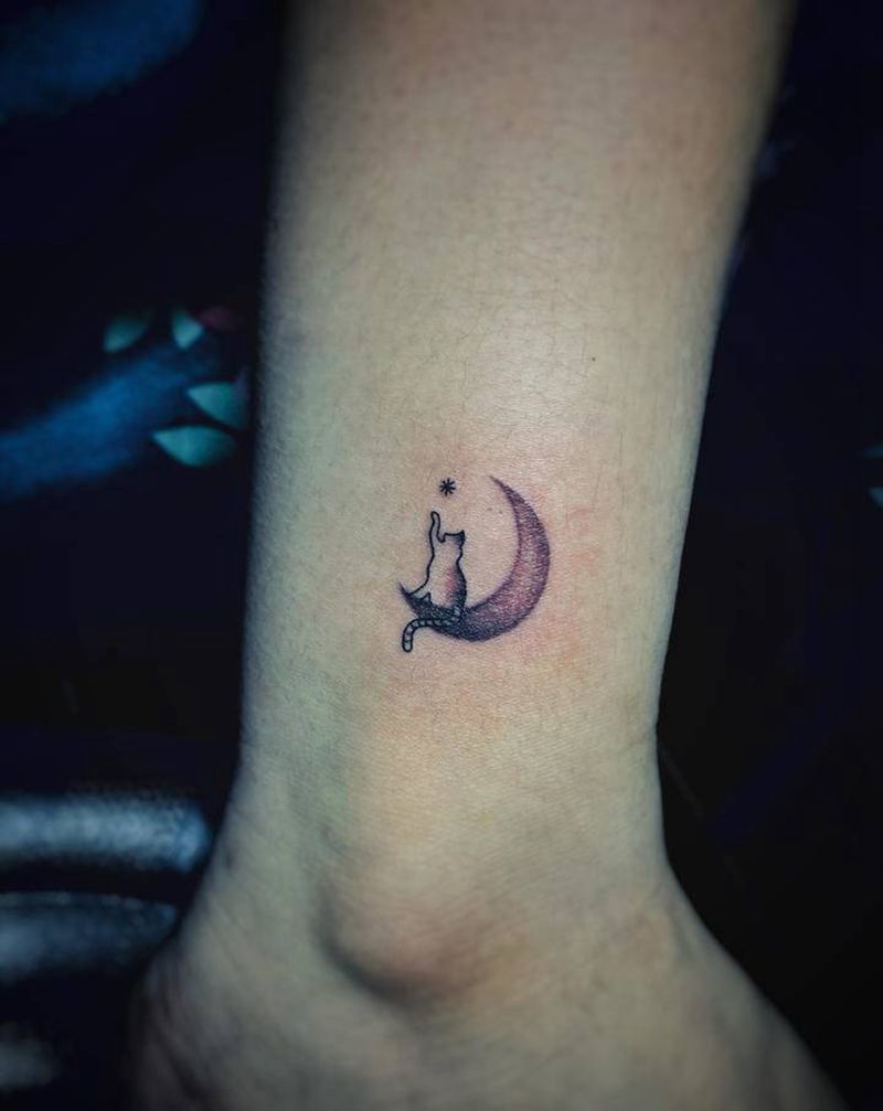 猫纹身图片_腿部手部点刺几何猫月亮纹身图案