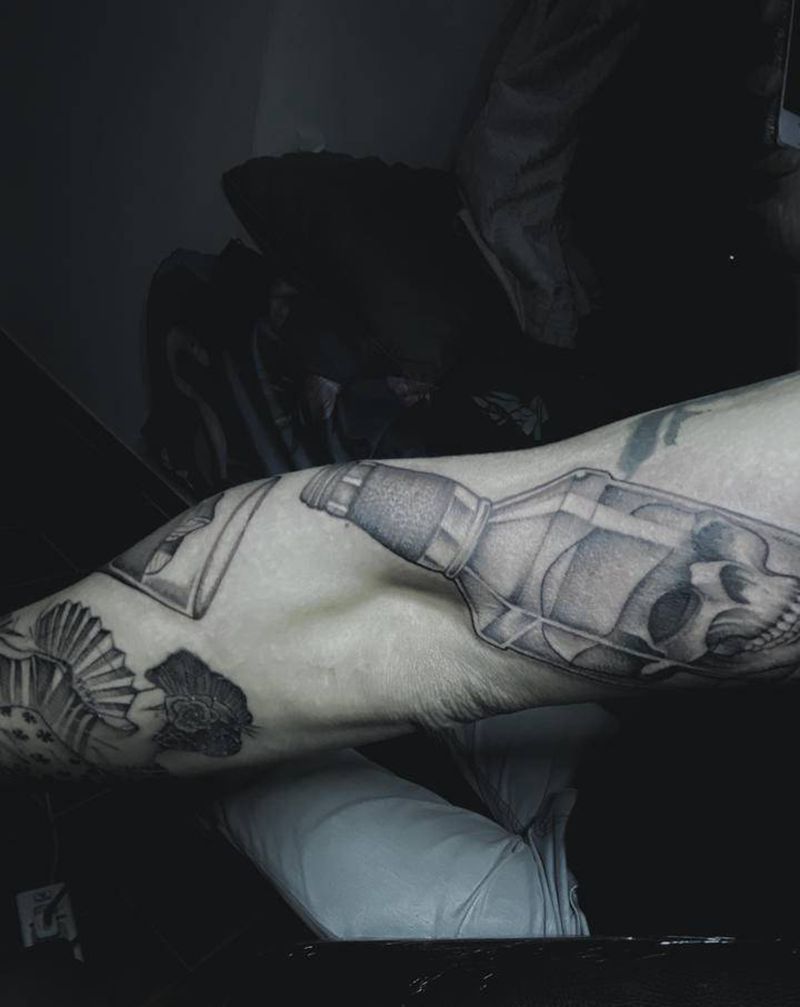 酒瓶纹身图片_手部腿部点刺New School骷髅酒瓶点刺纹身图案