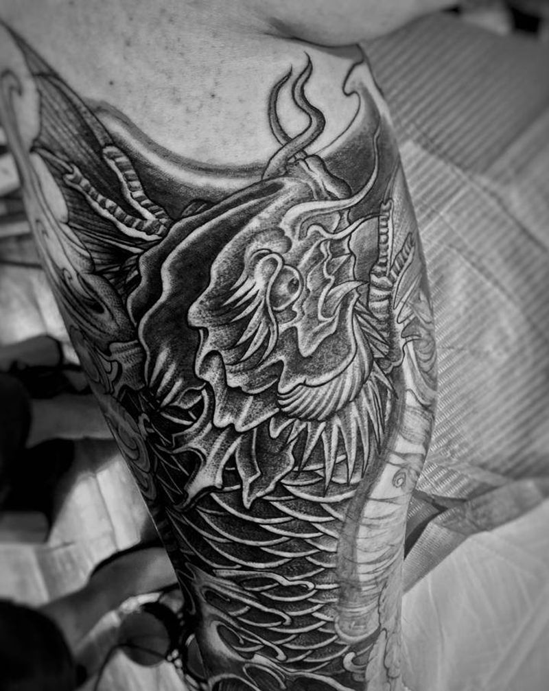 龙鱼纹身图片_腿部手部老传统点刺龙鱼传统点刺纹身图案