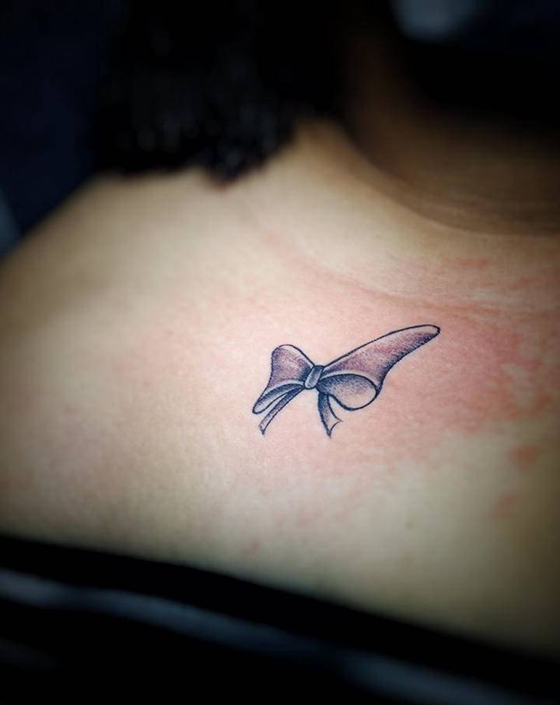 蝴蝶结纹身图片_手部胸部New School点刺蝴蝶结黑灰锁骨纹身图案