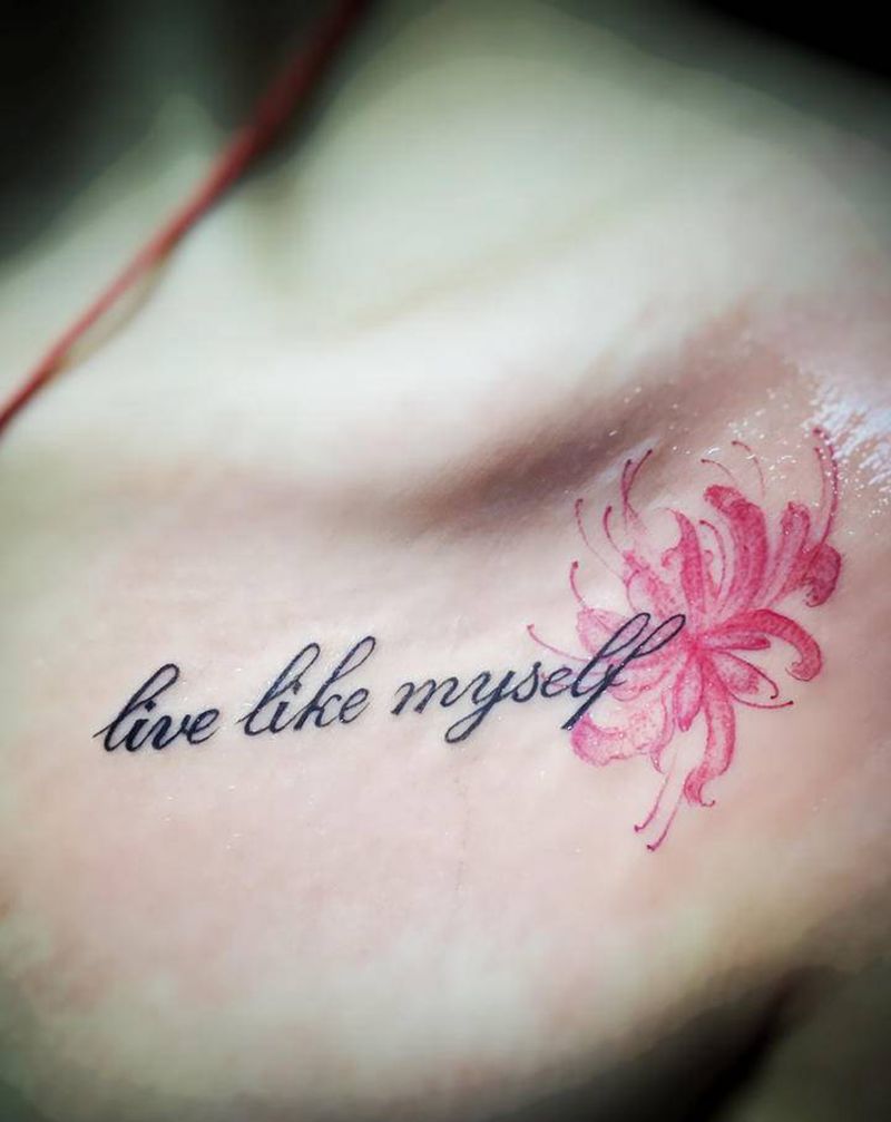 彼岸花纹身图片_手臂肩部花体字水彩彼岸花英文锁骨纹身图案